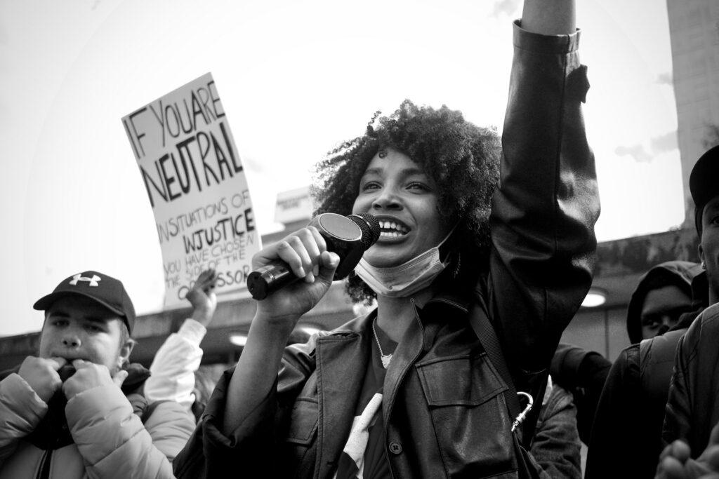 militante pacifiste avec le sourire lors d'une manifestation contre l'injustice à Manchester, Royaume-unis